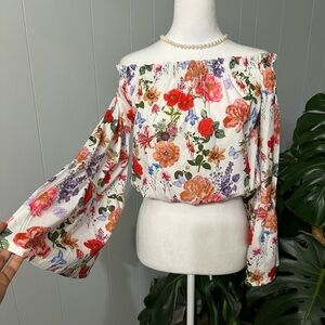 🌺 100% polyester bell sleeve floral Crop Top new condition never worn.